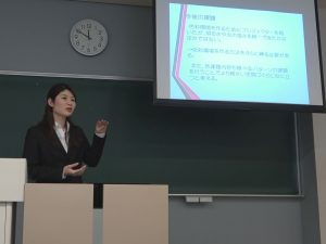 女子学生の発表の様子の写真