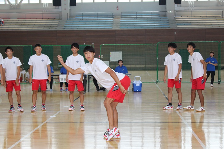 男子サッカー部員がポーズする写真