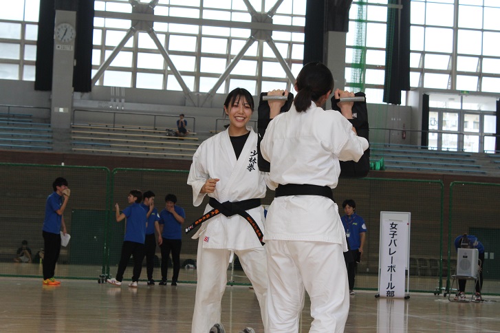 女子少林拳法部の練習の写真